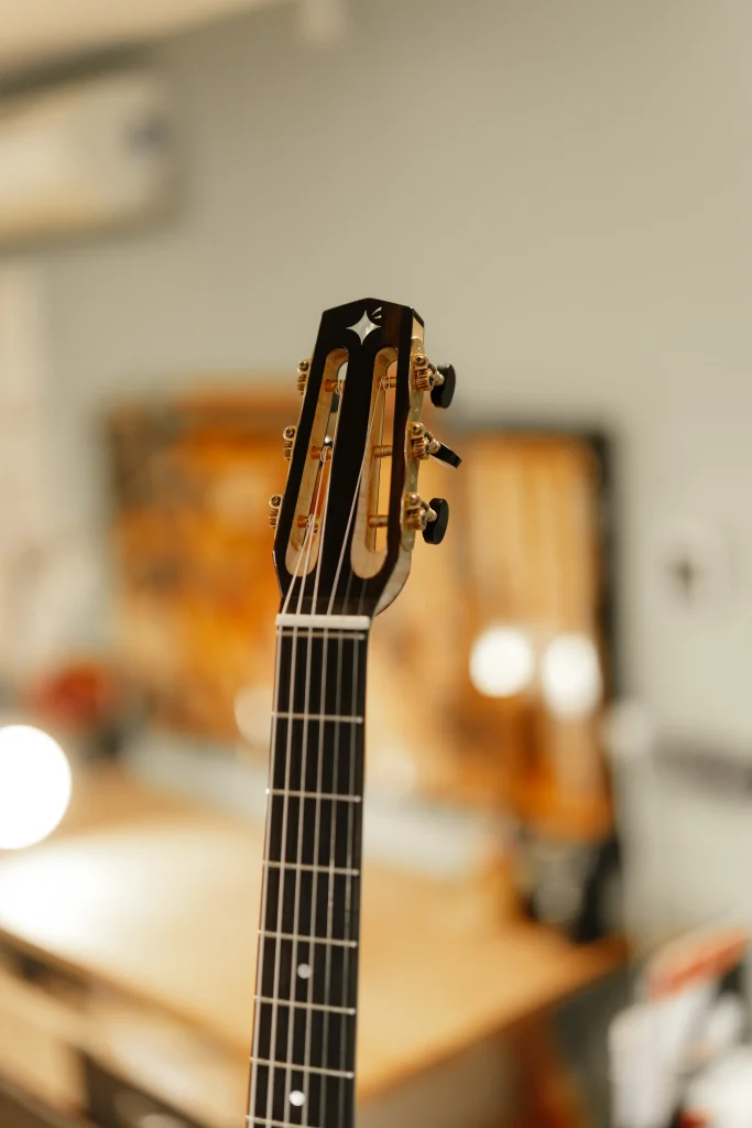 Tête et manche d'une guitare classique artisanale avec mécaniques dorées